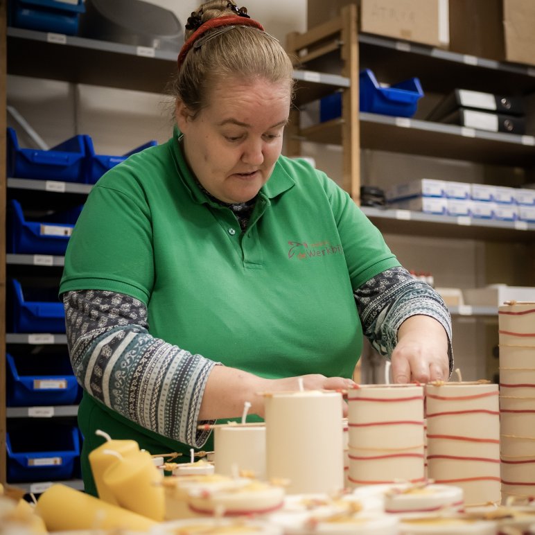 bijenwaskaarsen maken Margaretha in kaarsenatelier