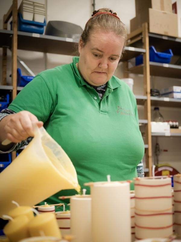 Margaretha's bijenwaskaarsen in de maak